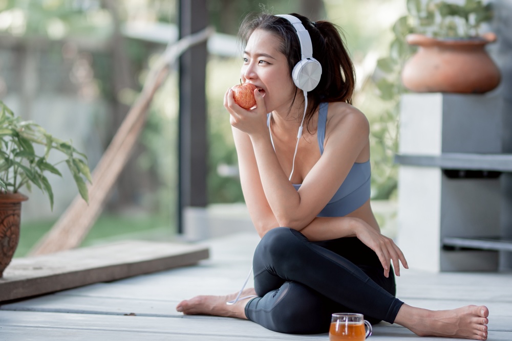 Young woman eating an apple